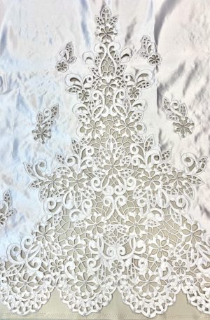 Szaténra hímzett csipkeanyag – Prémium Minőségű Alapanyagok Esküvői Ruhákhoz