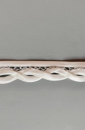 06-699 Törtfehér szatén szegő 2,5cm