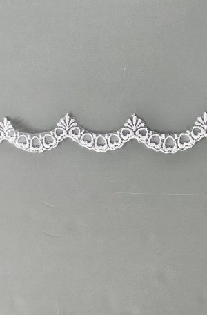 06-720 Fehér hímzett szegő csipke 3cm