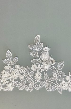 06-1307 – Törtfehér leveles csipkeszegő tüll alapon