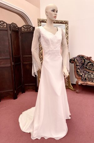 33-NC2022 Krém "I" vonalú menyasszonyi ruha ezüst csipkével