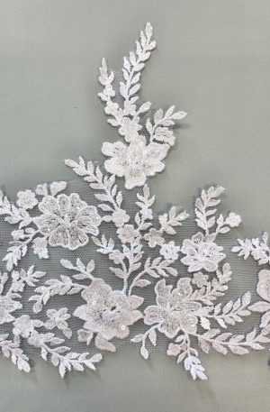 06-1304 Fehér gyöngyös csipkeszegő 21 cm