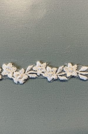 06-871 Törtfehér keskeny szegő csipke, apró virág és levél motívum