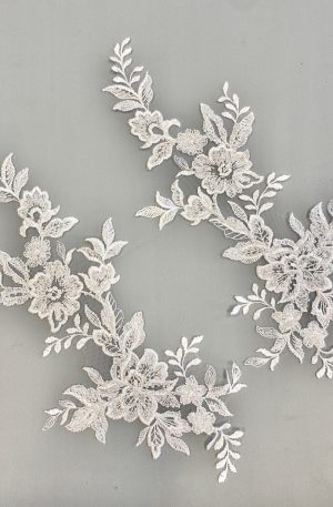 06-1296-1 Törtfehér gyöngyös páros csipke 34cm x 15cm