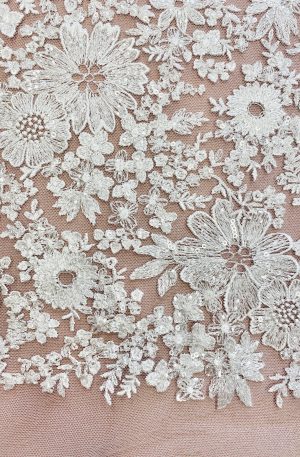 28-674 Törtfehér sűrű virágmintás esküvői csipkeanyag