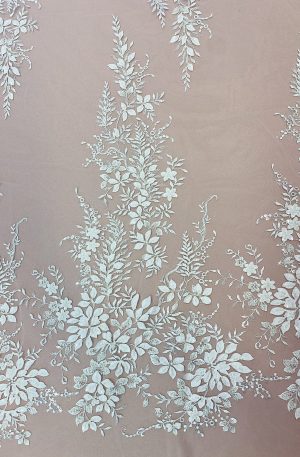 28-689 Törtfehér indás csipke anyag 3D düsessz levelekkel