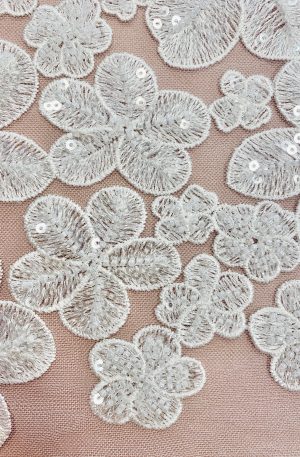 28-694 – Gyöngyös virágmintás csipkeanyag