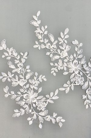 06-1315 Törtfehér páros csipke 33cm x 15cm