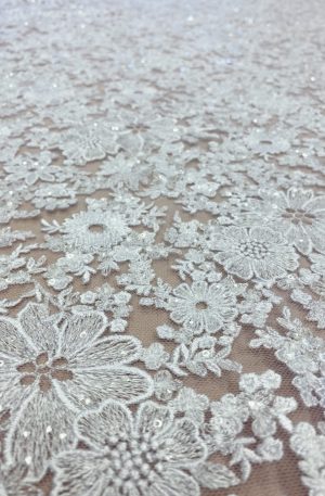 28-753 Fehér Sűrű Virágmintás Csipkeanyag