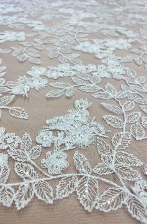 Fehér tüllre hímzett csipkeanyagok esküvői ruhához