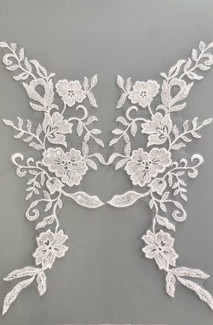 06-1319 – Törtfehér páros csipke apró virág és levél mintával