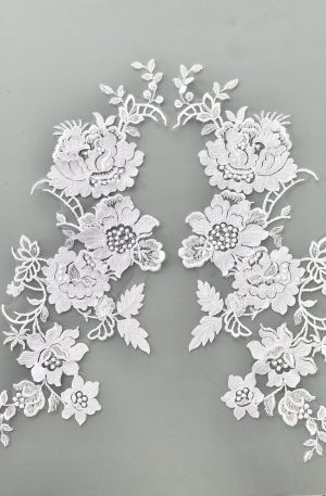 06-1320 – Fehér páros csipke különleges virágmintával, zsorzsett applikációval