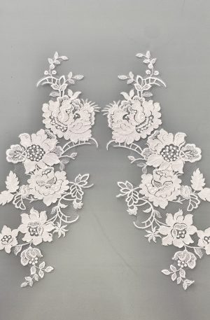 06-1321 – Törtfehér páros csipke különleges virágmintával, zsorzsett applikációval