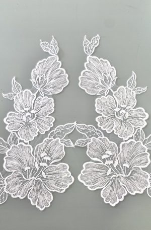 06-1322 – Fehér páros csipke óriás virág mintával, flitterekkel