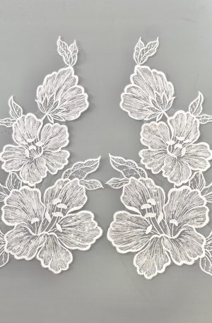 06-1323 – Törtfehér páros csipke óriás virág mintával, flitterekkel