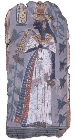 Nefertari királyné plisszírozott len ruhában