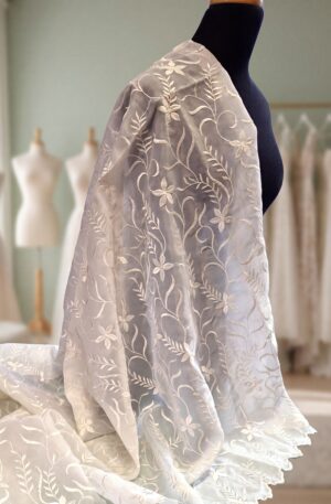 28-213 hímzett szatén organza