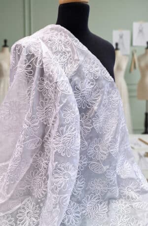 Fehér, zsinórral hímzett fényes organza