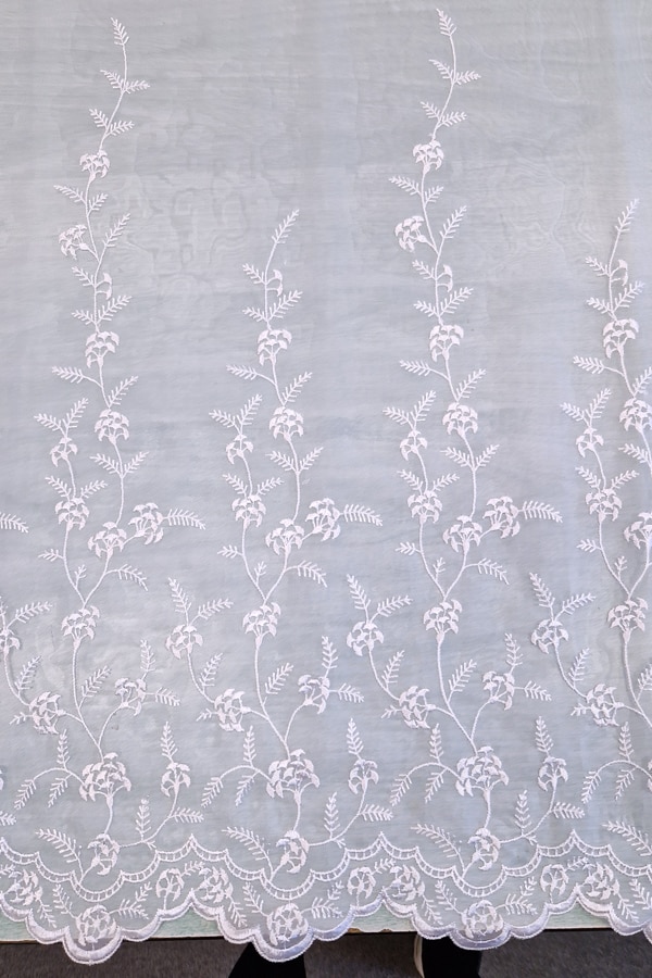 Fehér hímzett muszlin organza