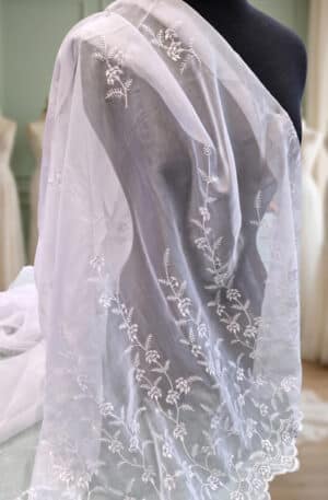 Fehér hímzett muszlin organza