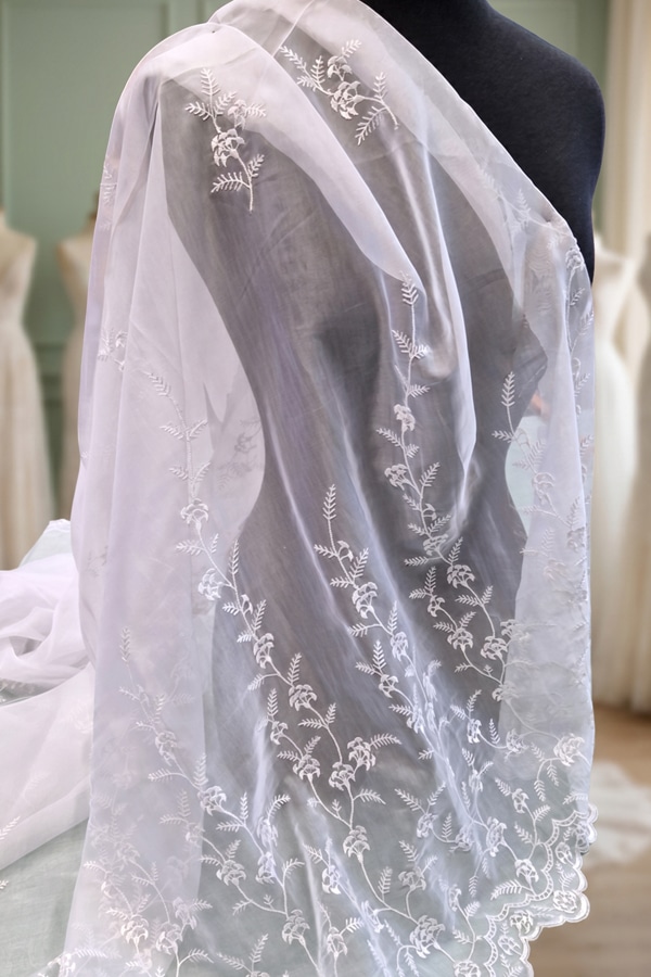 Fehér hímzett muszlin organza