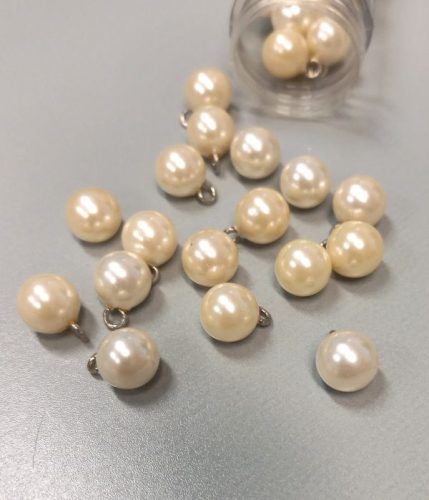 Krém színű, műanyag gyöngygomb fém füllel.
Átmérő: 10 mm