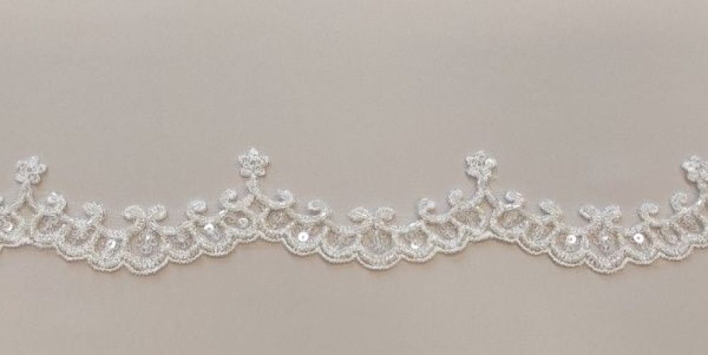 Törtfehér cakkos keskeny csipke szegő – gyöngyös és flitteres díszítéssel
