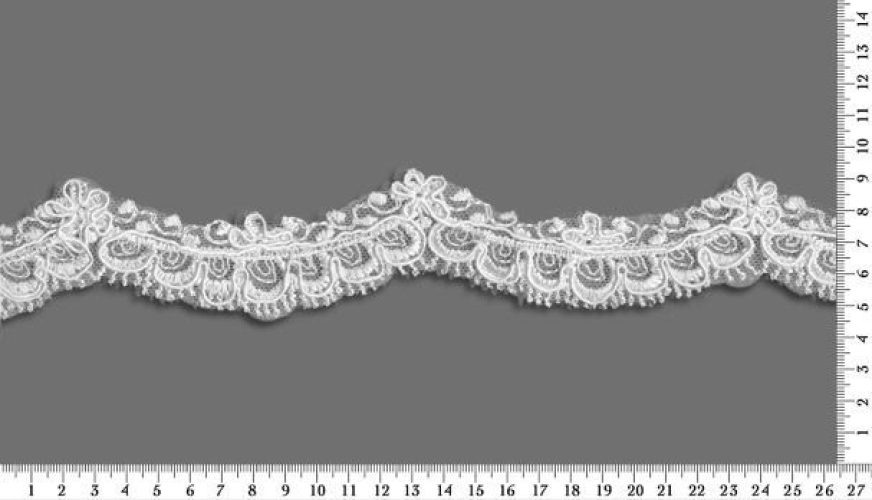 Törtfehér cakkos keskeny csipke szegő – finom zsinórozással