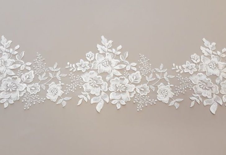 06-1274 – Törtfehér csipkeszegő különleges virágmintával