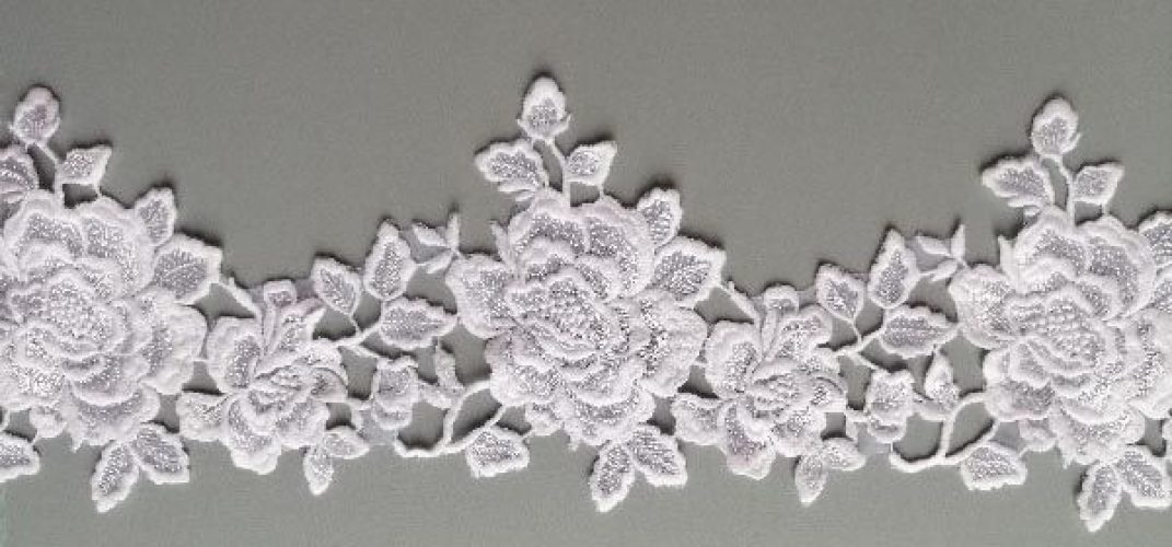 Fehér színű, organza alapú, dúsan hímzett szegő csipke.

Szélessége. 15 cm