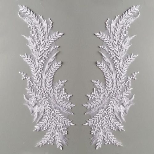 Krém színű, tüll alapra hímzett páros csipke. Helyenként átlátszó flitterekkel díszítve

Mérete: 39 cm x 15 cm