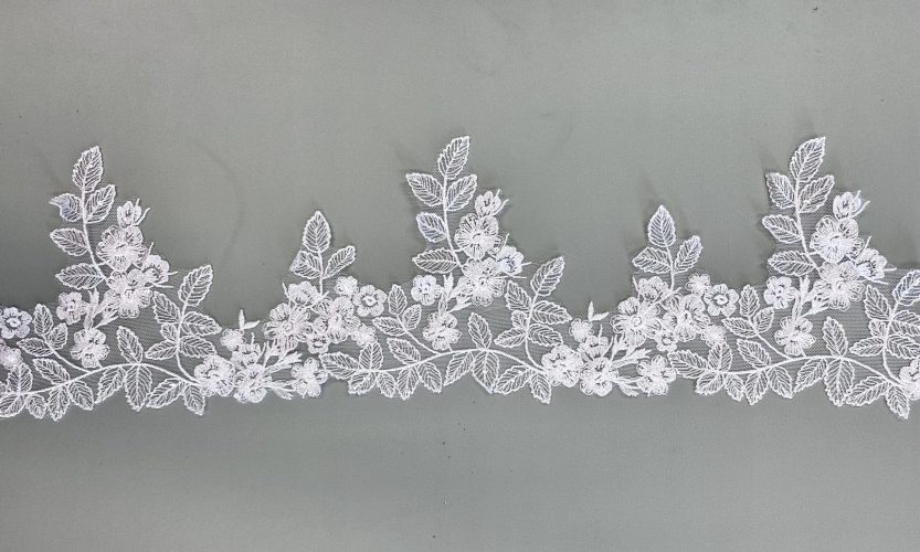 06-1308 – Fehér leveles csipkeszegő tüll alapon
