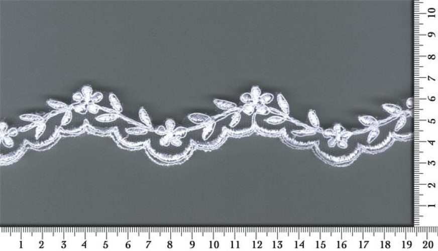 Bézs színű, hímzet szetgő csipke. Szélessége 3 cm.