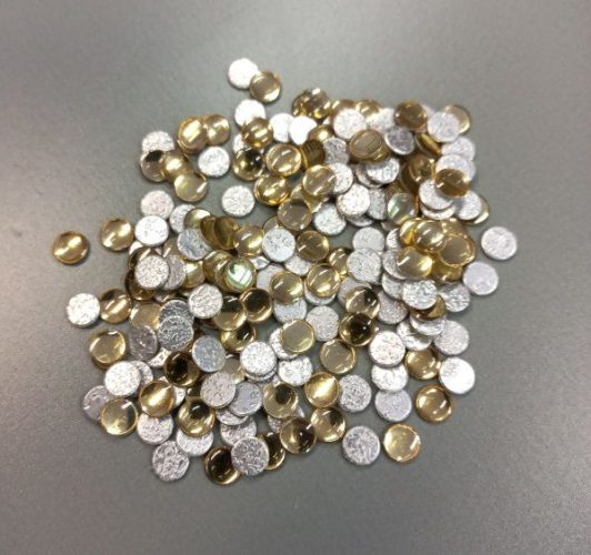 Arany színű felvasalható dísz.  Egy csomag 100 db-ot tartalmaz.

Mérete: 3mm

Használat: Helyezze a díszt az anyagra, majd annak hátoldala felől vasalja át a felületet. Amennyiben több díszt kíván felvasalni egy hordpzó fólia használata is javasolt, ami a helyén tartja a mintázatot, míg megforítja az díszíteni kívánt anyagot.

A fólia a 18-fólia cikkszámon megrendelhető a webshopban.