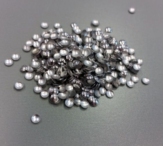 Arany színű felvasalható dísz.  Egy csomag 100 db-ot tartalmaz.

Mérete: 3mm

Használat: Helyezze a díszt az anyagra, majd annak hátoldala felől vasalja át a felületet. Amennyiben több díszt kíván felvasalni egy hordpzó fólia használata is javasolt, ami a helyén tartja a mintázatot, míg megforítja az díszíteni kívánt anyagot.

A fólia a 18-fólia cikkszámon megrendelhető a webshopban.