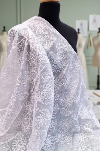 Fehér, zsinórral hímzett fényes organza