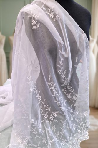 Fehér hímzett muszlin organza