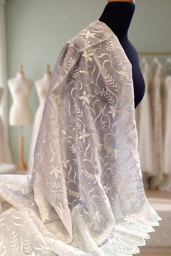 28-213 hímzett szatén organza
