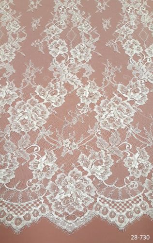 Törtfehér gyöngyös virágos rachel csipke