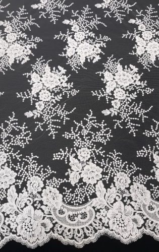 28-731 Fehér romantikus virágmintás csipkeanyag