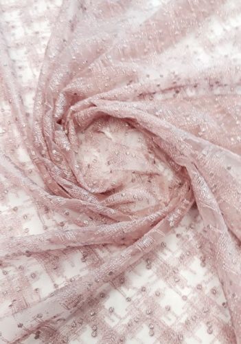 Púder színű, tüll alapra hímzett csipke anyag, fémes szállal átszőve. Mindkét szélén bordűrrel.

Anyagösszetétel: 70% Rayon, 20% Nylon, 10% Fém szál

Szélessége: 125 cm