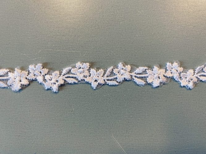 06-870 Fehér keskeny szegő csipke, apró virág és levél motívum