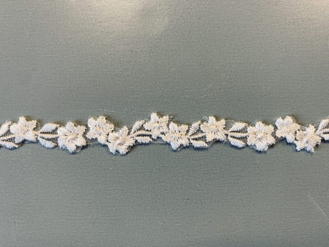 06-871 Törtfehér keskeny szegő csipke, apró virág és levél motívum