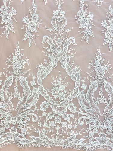 28-744 Barokkos jellegű, indás mintás törtfehér csipkeanyag flitter díszítéssel