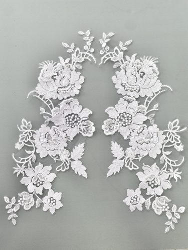 06-1320 – Fehér páros csipke különleges virágmintával, zsorzsett applikációval