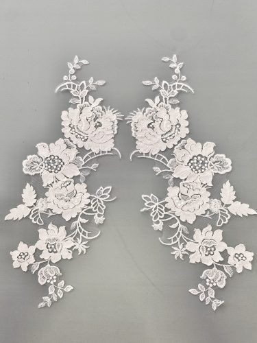06-1321 – Törtfehér páros csipke különleges virágmintával, zsorzsett applikációval