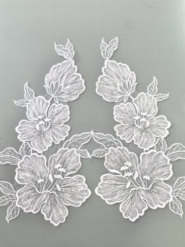 06-1322 – Fehér páros csipke óriás virág mintával, flitterekkel