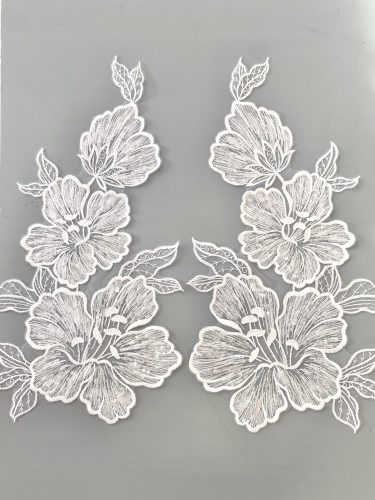 06-1323 – Törtfehér páros csipke óriás virág mintával, flitterekkel