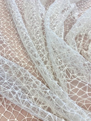 28-741 – 4 Finoman hímzett, geometrikus csipkeanyag
