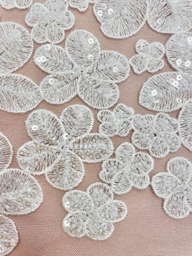 28-694 – Gyöngyös virágmintás csipkeanyag